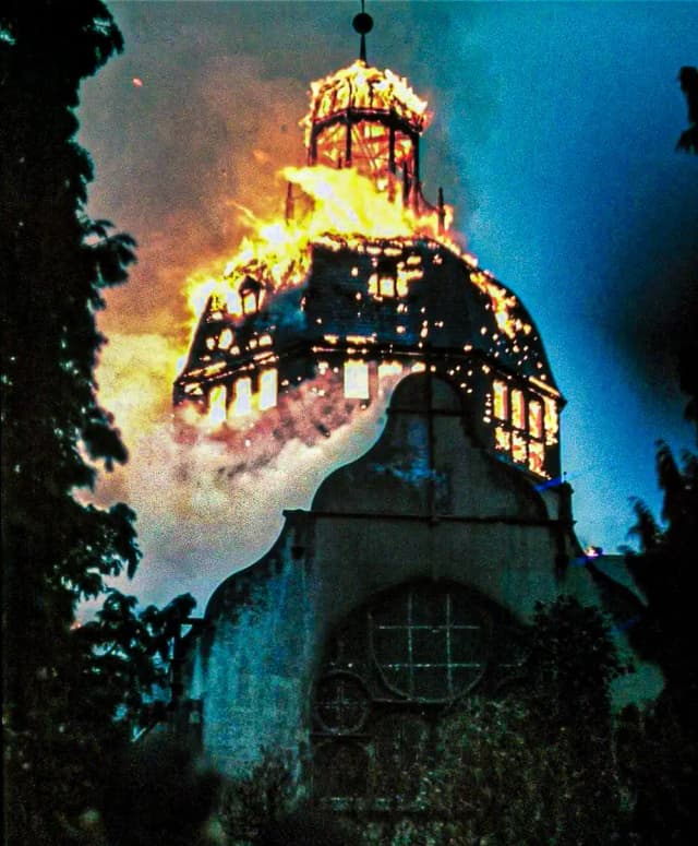 شبِ شیشه‌های شکسته